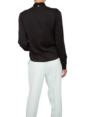 Blusa regular Fracomina raso nero manica corta in DONNA