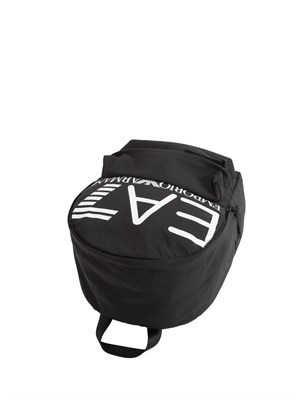 Zaino EA7 Emporio Armani in tessuto nero con logo grande frontale in UOMO