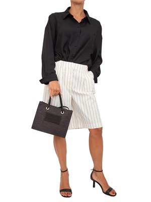 Camicia Twinset Actitude in crêpe de Chine nera con tasca avanti in DONNA