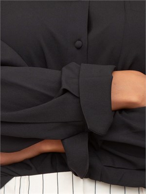 Camicia Twinset Actitude in crêpe de Chine nera con tasca avanti in DONNA