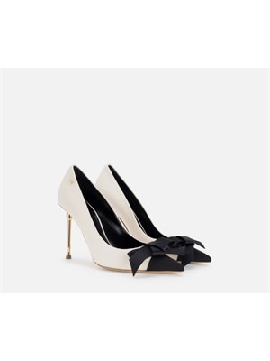 Décolleté avorio Elisabetta Franchi con fiocco nero e tacco in metallo oro in DONNA