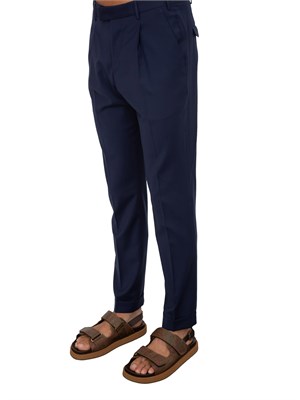 Pantaloni uomo PT Torino in gabardina di cotone blu con linea carrot in UOMO