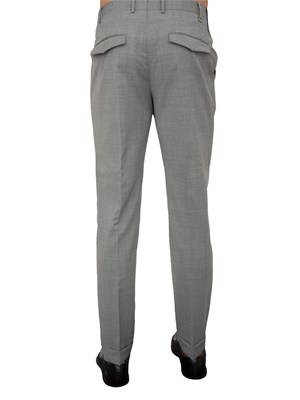 Pantaloni uomo PT Torino in gabardina di cotone grigio con linea carrot in UOMO