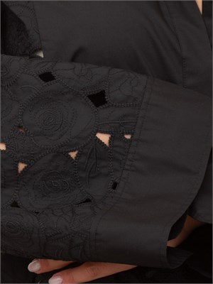 Camicia over Blugirl in tela di cotone nero con ricamo rose a intaglio in DONNA