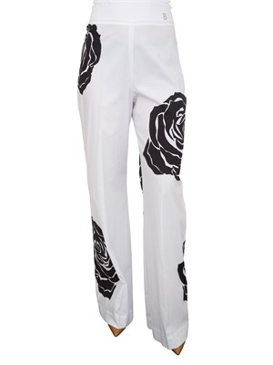 Pantaloni Blugirl in popeline bianco con stampa rose nere in DONNA