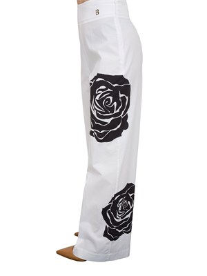 Pantaloni Blugirl in popeline bianco con stampa rose nere in DONNA
