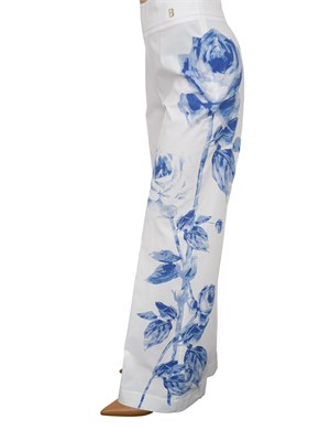 Pantaloni Blugirl in popeline bianco con stampa rose blu in DONNA