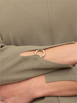 Maglia verde salvia Nenette con scollo V e maniche con taglio e inserto oro in DONNA