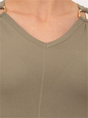 Abito lungo Nenette in maglia verde salvia con inserto oro su spalle in DONNA