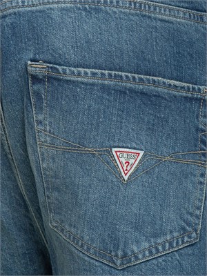 Jeans uomo Guess Jeans con lavaggio medio effetto used e vita media in UOMO