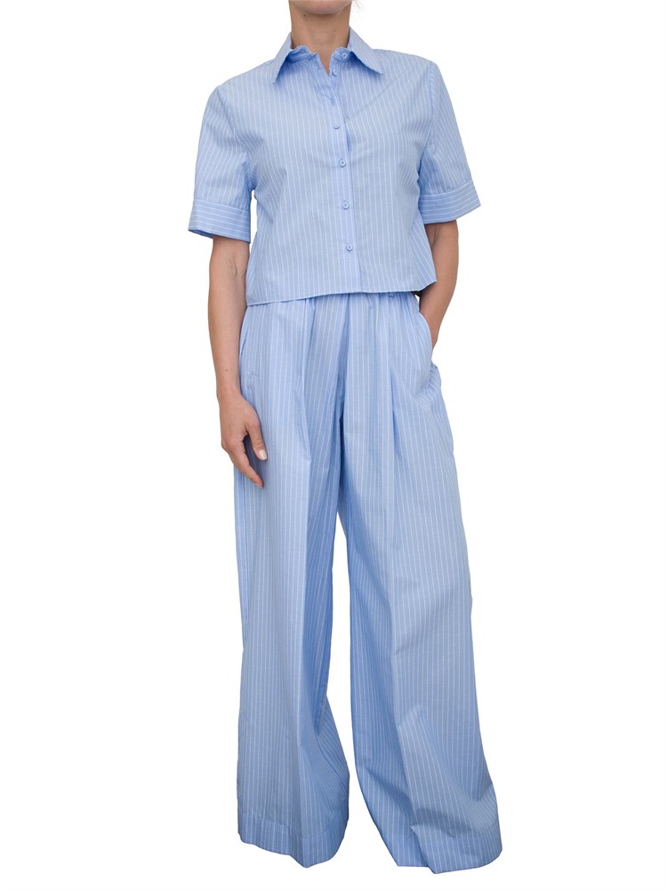 Set camicia e pantalone Kocca in cotone celeste a righe bianche e cintura in vita