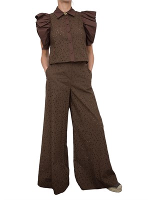 Completo Kocca in pizzo sangallo marrone con pantalone largo e camicia con voulant e bottone gioiello in DONNA