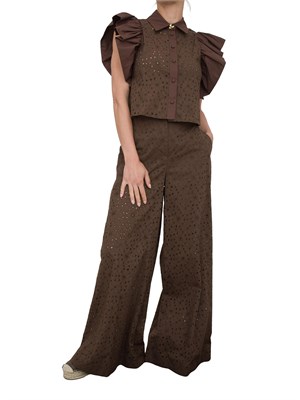 Completo Kocca in pizzo sangallo marrone con pantalone largo e camicia con voulant e bottone gioiello in DONNA