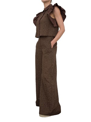 Completo Kocca in pizzo sangallo marrone con pantalone largo e camicia con voulant e bottone gioiello in DONNA