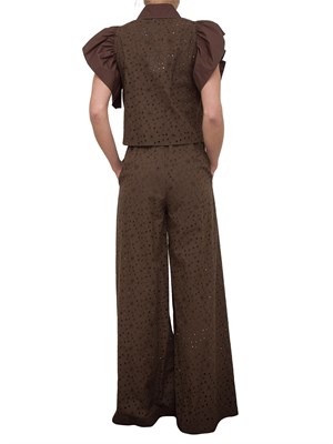 Completo Kocca in pizzo sangallo marrone con pantalone largo e camicia con voulant e bottone gioiello in DONNA