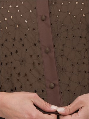 Completo Kocca in pizzo sangallo marrone con pantalone largo e camicia con voulant e bottone gioiello in DONNA