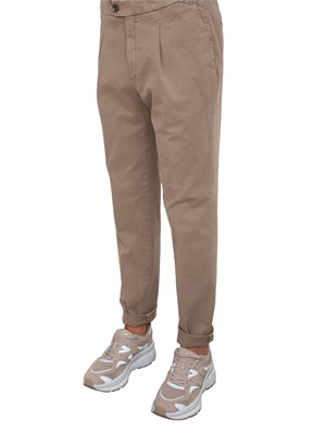 Pantalone uomo chino Peserico in gabardina di cotone stretch beige in UOMO