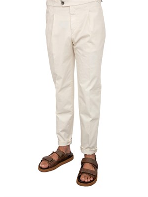 Pantalone uomo chino Peserico in gabardina di cotone stretch bianco in UOMO