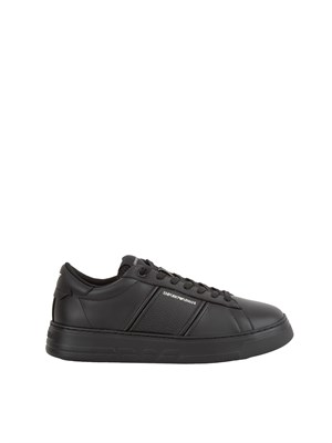 Sneaker uomo Emporio Armani in pelle nera con piccolo logo lettering in UOMO