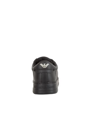 Sneaker uomo Emporio Armani in pelle nera con piccolo logo lettering in UOMO