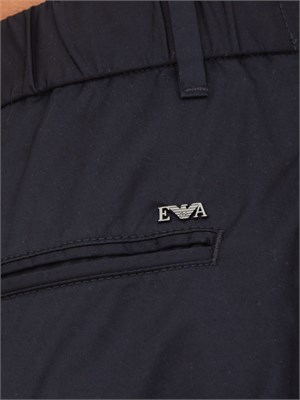 Pantaloni uomo Emporio Armani modello chino in cotone stretch blu in UOMO