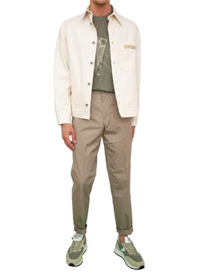 Pantaloni uomo Emporio Armani modello chino in cotone stretch tortora in UOMO