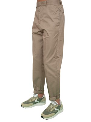 Pantaloni uomo Emporio Armani modello chino in cotone stretch tortora in UOMO