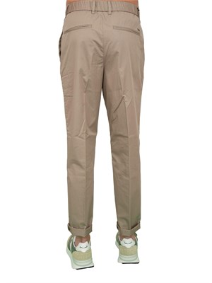 Pantaloni uomo Emporio Armani modello chino in cotone stretch tortora in UOMO