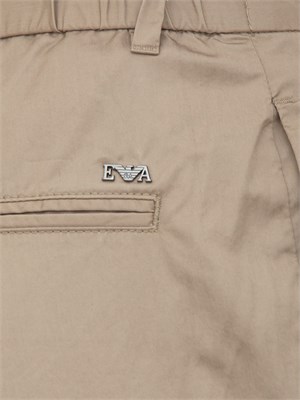 Pantaloni uomo Emporio Armani modello chino in cotone stretch tortora in UOMO
