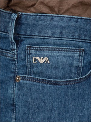 Jeans uomo slim fit Emporio Armani con vita bassa e lavaggio blu medio in UOMO