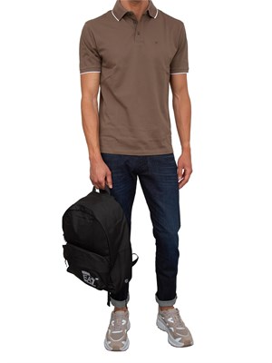 Polo Emporio Armani in piquet stretch marrone con profili a contrasto in UOMO