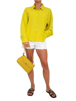 Camicia Twinset Actitude in crêpe de Chine verde lime con tasca avanti in DONNA