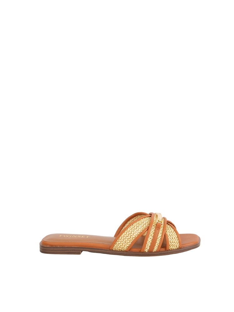 Sandali slide Twinset in pelle marrone e rafia intrecciata con placca logo lettering