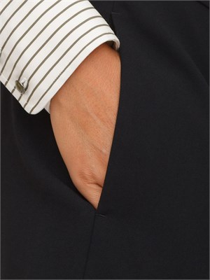 Bermuda Marella in envers satin nero con pince in DONNA