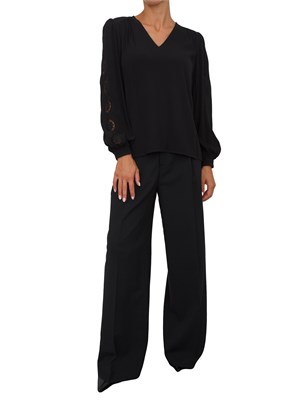 Blusa Twinset in crêpe nera con ricamo su maniche a palloncino in DONNA