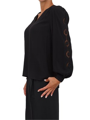 Blusa Twinset in crêpe nera con ricamo su maniche a palloncino in DONNA