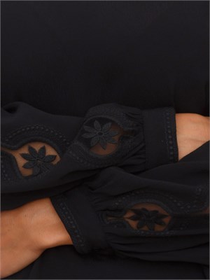 Blusa Twinset in crêpe nera con ricamo su maniche a palloncino in DONNA