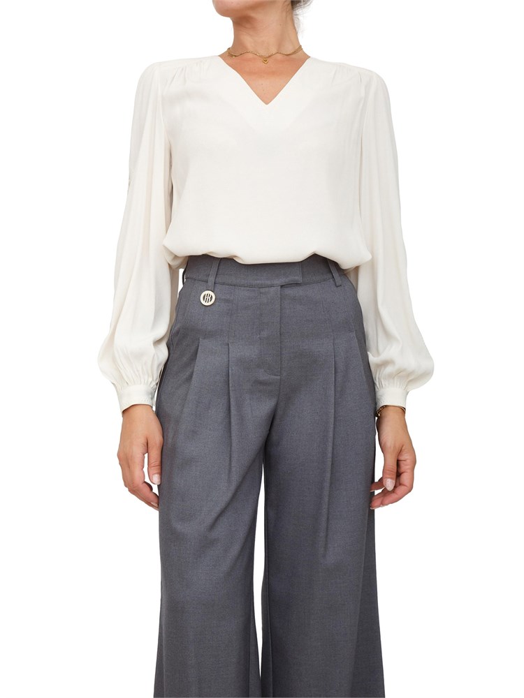 Blusa Twinset in crêpe avorio con ricamo su maniche a palloncino