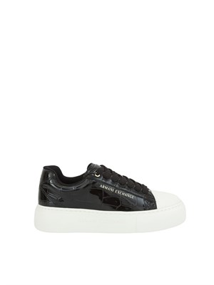 Sneakers donna Emporio Armani in ecopelle nera lucida effetto coccodrillo in DONNA