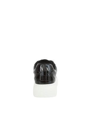 Sneakers donna Emporio Armani in ecopelle nera lucida effetto coccodrillo in DONNA