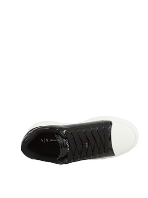 Sneakers donna Emporio Armani in ecopelle nera lucida effetto coccodrillo in DONNA