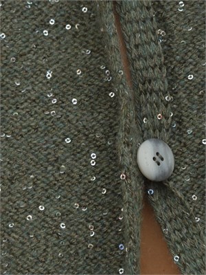 Maglia Marella in misto cashmere verde con paillettes e spacco con bottone in DONNA