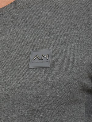 Maglia Antony Morato slim fit in misto viscosa grigio con patch logata in UOMO