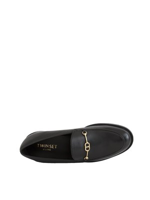 Mocassino Twinset in pelle nera con logo oro in DONNA