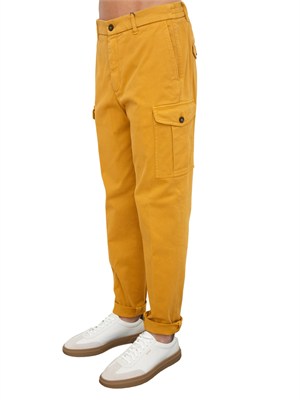 Pantalone Peserico uomo in gabardina di cotone senape in UOMO