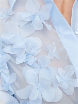 Camicia Frosty Nenette in organza azzurra con fiori 3D in DONNA