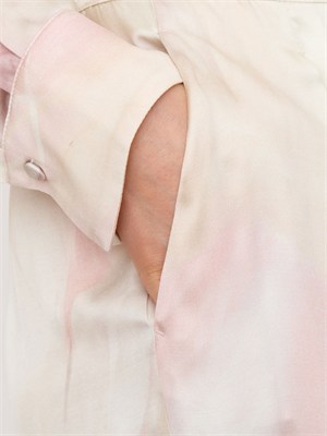 Pantaloni Blugirl in viscosa rosa con stampa rose in tono in DONNA