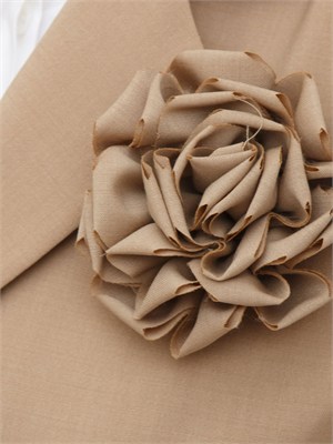 Gilet blazer Blugirl in fresco lana cammello con spilla rosa in DONNA