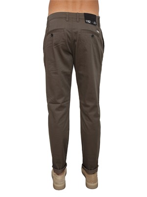 Pantaloni Armani Exchange uomo in raso di cotone marrone in UOMO