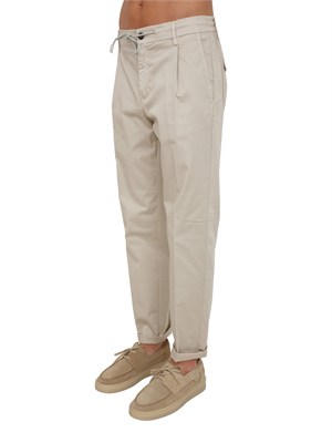 Pantaloni joggers Eleventy uomo in cotone beige in UOMO